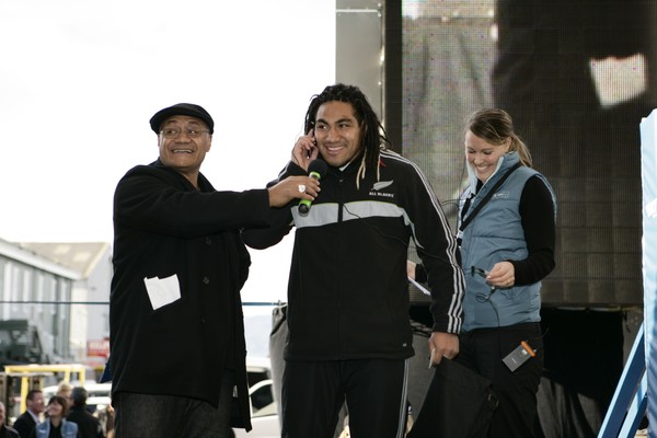 Ma�a Nonu gives a lucky entrant the good news, watched by MC Oscar Kightley